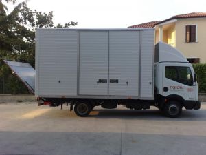 P - Nissan Cabstar 35.13  4.2 metri furgone con sponda 3 posti